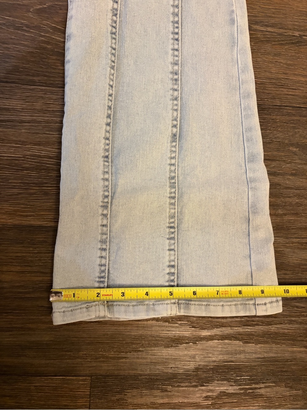 Women’s Wild Fable Collegiate Light Wash Low-Rise Curved Hem Flare Jean Size 8 - Picture 4 of 9